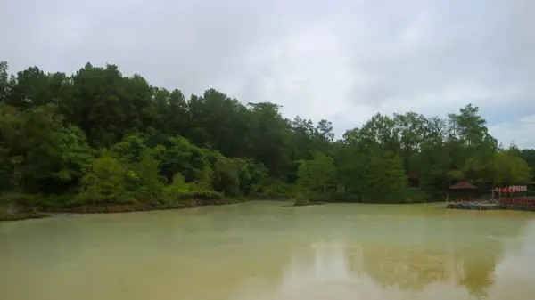 Danau Air Panas Dengan Pohon Pohon Hijau — Stok Foto