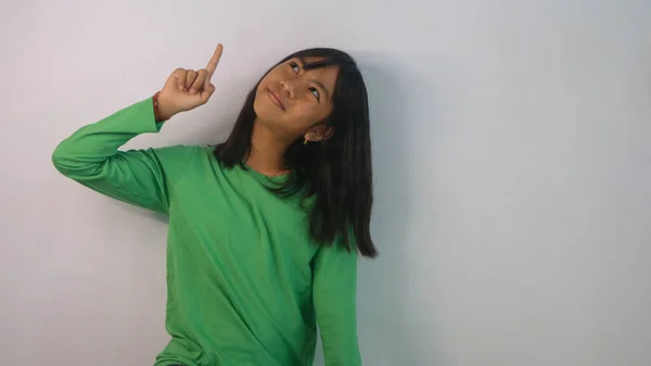Beyaz Arka Planda Yeşil Tişörtlü Sevimli Küçük Kız — Stok fotoğraf
