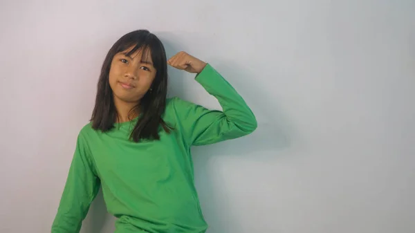Gadis Kecil Menggemaskan Dengan Kaos Hijau Terisolasi Dengan Latar Belakang — Stok Foto