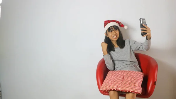Een Schattig Klein Meisje Het Dragen Van Een Kerstman Hoed — Stockfoto