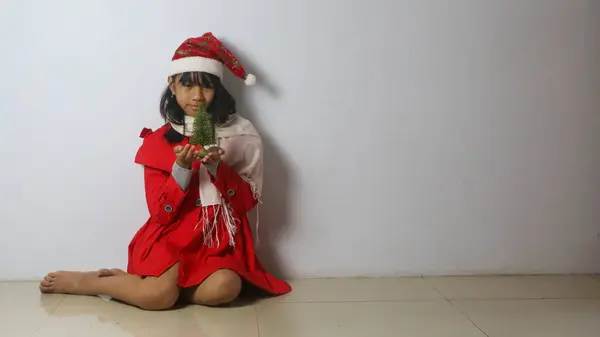 Urocza Dziewczynka Kapeluszu Świętego Mikołaja Białym Tle — Zdjęcie stockowe