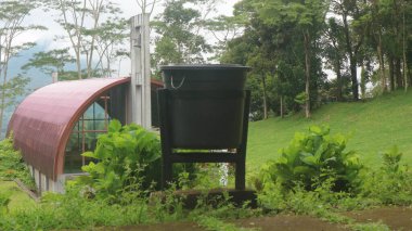 Turist bölgesinde siyah çöp kutusu