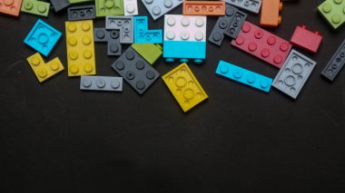 Plastik oyuncak bloklar siyah arka plan üzerinde