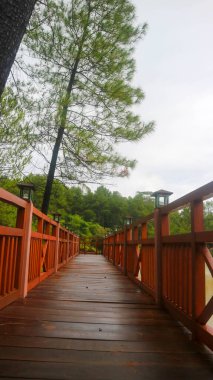 Kaplıca gölünün üzerindeki kırmızı köprü