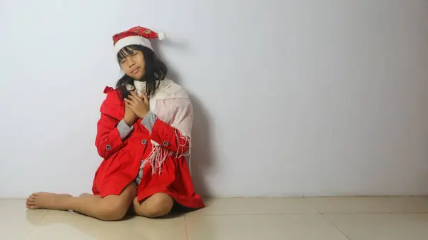 Ein Entzückendes Kleines Mädchen Das Einen Weihnachtsmann Hut Auf Weißem — Stockfoto