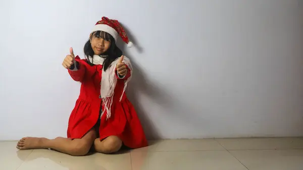 Urocza Dziewczynka Kapeluszu Świętego Mikołaja Białym Tle — Zdjęcie stockowe