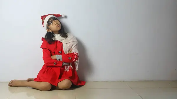 Uma Menina Adorável Vestindo Chapéu Papai Noel Isolado Fundo Branco — Fotografia de Stock