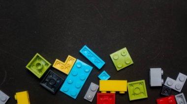 Plastik oyuncak bloklar siyah arka plan üzerinde