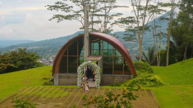 Yarı boru tasarımlı güzel bir kilise.