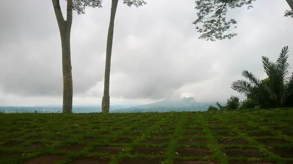 Вид Облачное Небо Деревья Горы Дома Сфотографированные Вершины Холма — стоковое фото