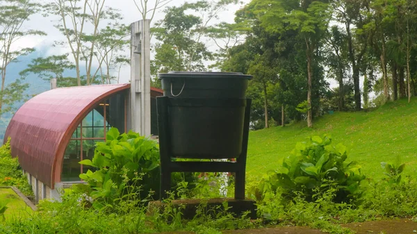Turist Bölgesinde Siyah Çöp Kutusu — Stok fotoğraf