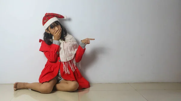 Una Adorable Niña Con Sombrero Santa Claus Aislado Sobre Fondo — Foto de Stock