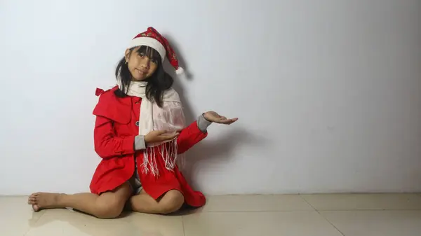 Una Adorabile Bambina Con Cappello Babbo Natale Isolato Sfondo Bianco — Foto Stock