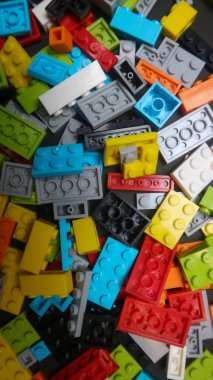 Plastik oyuncak bloklar siyah arka plan üzerinde