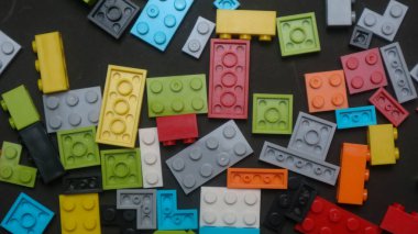 Plastik oyuncak bloklar siyah arka plan üzerinde