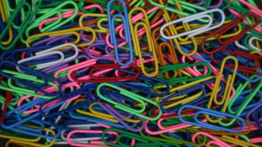 Siyah arkaplanda izole edilmiş renkli ataçlar