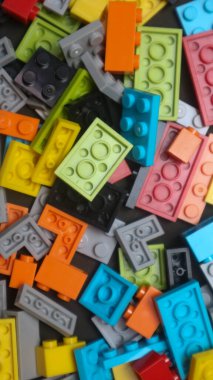 Plastik oyuncak bloklar siyah arka plan üzerinde