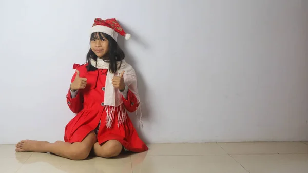 Прелестная Маленькая Девочка Шляпе Санта Клауса Белом Фоне — стоковое фото