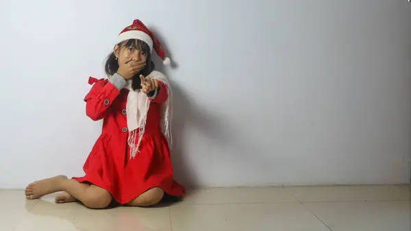 Rozkošná Holčička Nosí Santa Claus Klobouk Izolované Bílém Pozadí — Stock fotografie