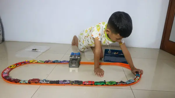 Een Jongen Die Met Een Speelgoedauto Speelt — Stockfoto