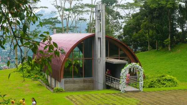 Hermosa Iglesia Con Diseño Medio Tubo — Foto de Stock