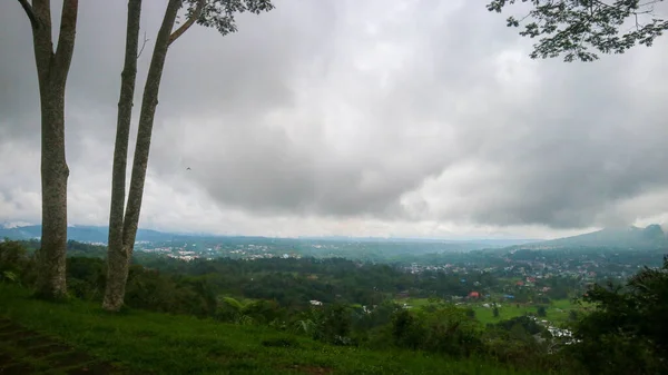 丘の上から写真を撮った雲の空 家の景色 — ストック写真