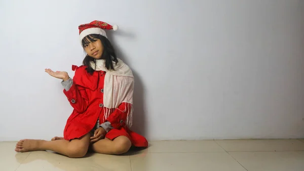 Uma Menina Adorável Vestindo Chapéu Papai Noel Isolado Fundo Branco — Fotografia de Stock