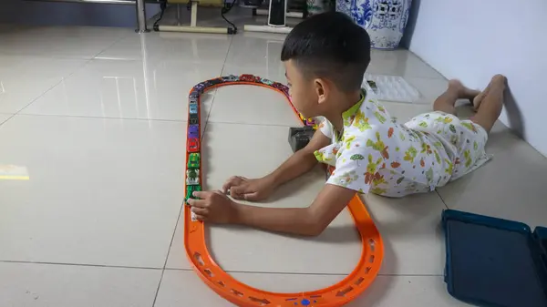 Chlapec Hrající Autíčkem — Stock fotografie