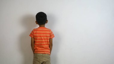 Beyaz arka planda izole edilmiş yakışıklı Asyalı çocuk.