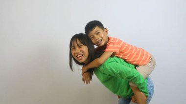 Tatlı kız ve erkek kardeşler beyaz arka plandalar.