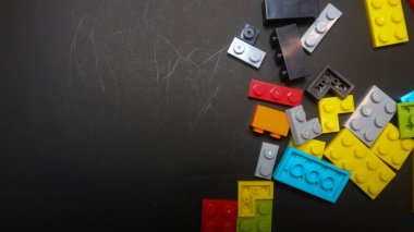 Plastik oyuncak bloklar siyah arka plan üzerinde