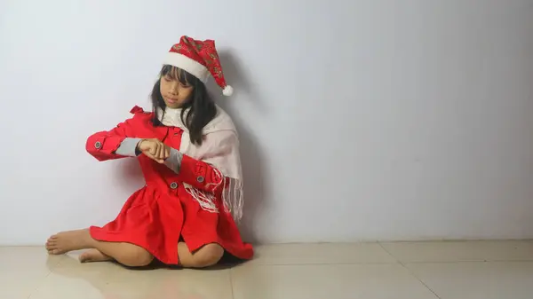 Прелестная Маленькая Девочка Шляпе Санта Клауса Белом Фоне — стоковое фото