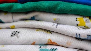 arka plan olarak kıyafet yığını