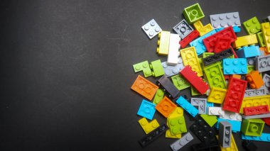 Plastik oyuncak bloklar siyah arka plan üzerinde