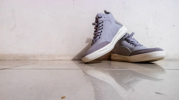 灰色的运动鞋在地板上 — 图库照片