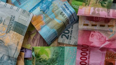 Arkaplan olarak rupiah banknotları yığını