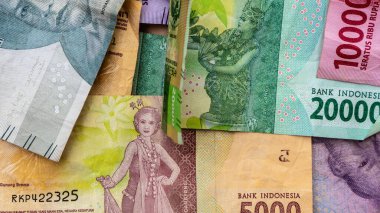 Arkaplan olarak rupiah banknotları yığını