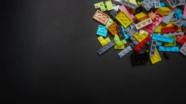 Plastik oyuncak bloklar siyah arka plan üzerinde