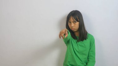 sevimli küçük kız beyaz zemin üzerine izole