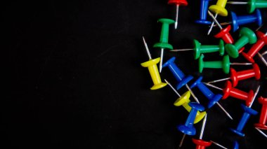 Siyah arkaplanda renkli küçük harf etiketleri