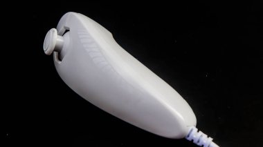 Siyah arkaplanda beyaz joystick izole