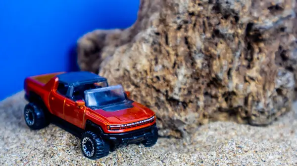 미나하사 인도네시아 월요일 2022 파란색 모래에 장난감 자동차 — 스톡 사진