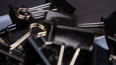 Siyah arkaplanda siyah ataç