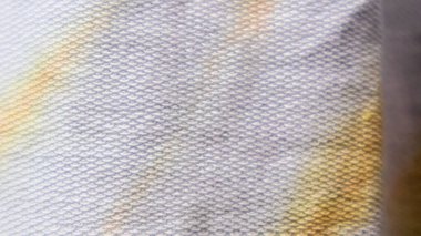 Arkaplan olarak sarı ve mavi desenli beyaz kumaş dokusu