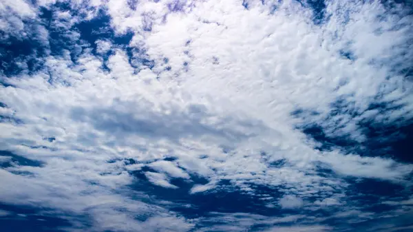 Bewolkt Blauwe Hemel Als Achtergrond — Stockfoto