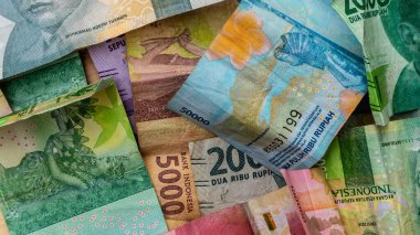 Arkaplan olarak rupiah banknotları yığını