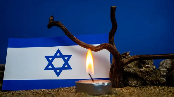 Israëlische Vlag Brandende Kaarsen Ervoor Holocaust Geheugendag — Stockfoto
