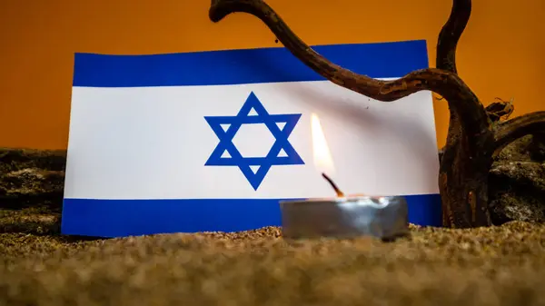 Σημαία Ισραήλ Και Αναμμένα Κεριά Μπροστά Της Ημέρα Μνήμης Ολοκαυτώματος — Φωτογραφία Αρχείου