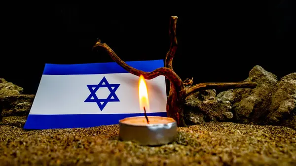 Σημαία Ισραήλ Και Αναμμένα Κεριά Μπροστά Της Ημέρα Μνήμης Ολοκαυτώματος — Φωτογραφία Αρχείου