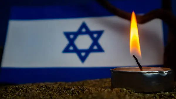 Bandera Israelí Velas Encendidas Frente Ella Día Memoria Del Holocausto Imagen De Stock